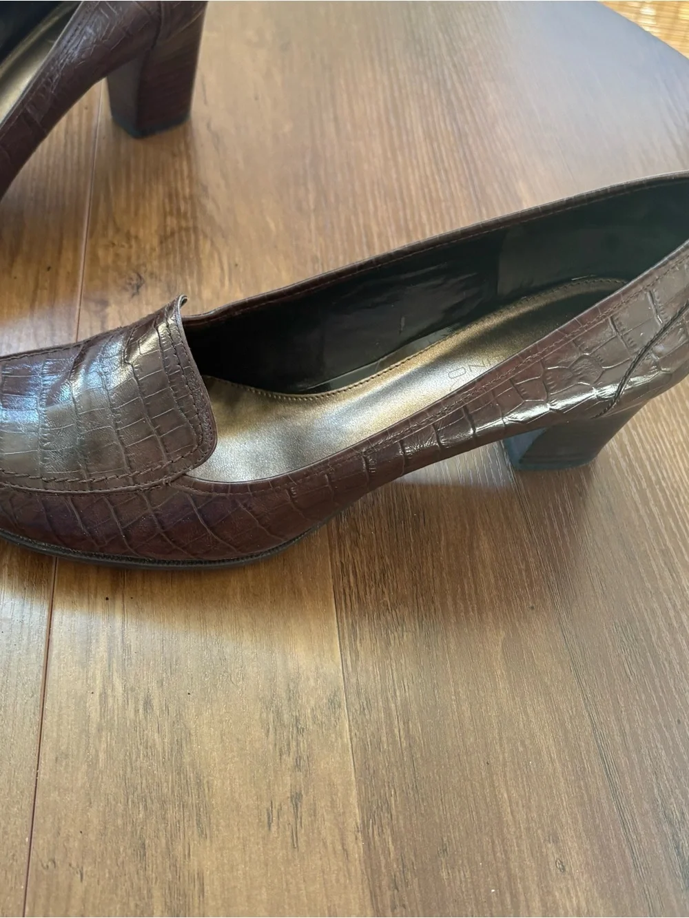 Bandolino Women's Dark Brown Croc-Embossed Loafers size 11. INV25/568